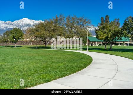 Rancho Cucamonga, CA / USA – 28. Dezember 2019: Wanderweg in einem Stadtpark in Rancho Cucamonga, Kalifornien. Stockfoto