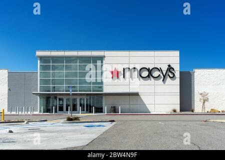 Victorville, CA / USA – 13. April 2020: Macy's Kaufhaus ist wegen der COVID-19-Krise in der Mall of Victor Valley in Victorvi vorübergehend geschlossen Stockfoto