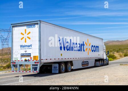 Apple Valley, CA / USA – 16. Mai 2020: Ein Walmart Sattelanhänger auf einer Mojave Desert Road im Apple Valley, Kalifornien. Stockfoto