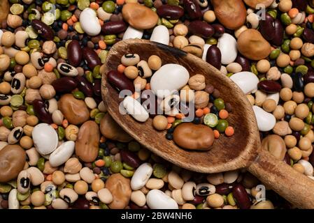 Hintergrund mit einer Vielzahl von rohen und bunten trockenen Hülsenfrüchten reich an Protein geeignet für eine gesunde Ernährung Stockfoto