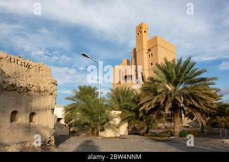 Blick auf Fort Fiqain hinter Palmen in Manah Oman Stockfoto