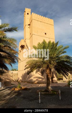 Blick auf Fort Fiqain hinter Palmen in Manah Oman Stockfoto