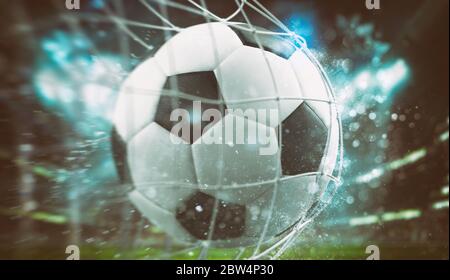 Nahaufnahme eines Balls, der in einem Fußballspiel ins Netz geht Stockfoto