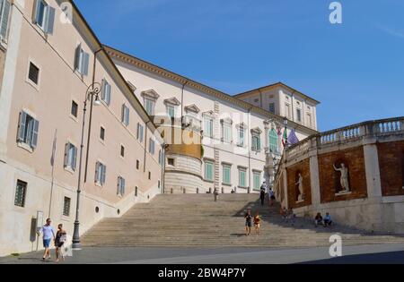 Palazzo del Quirinale und Obelisco del Quirinale Statue in Rom Stockfoto