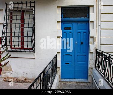 Alte blaue Eingangstür und versperrte Fenster auf ein Haus in Sliema auf Malta Stockfoto