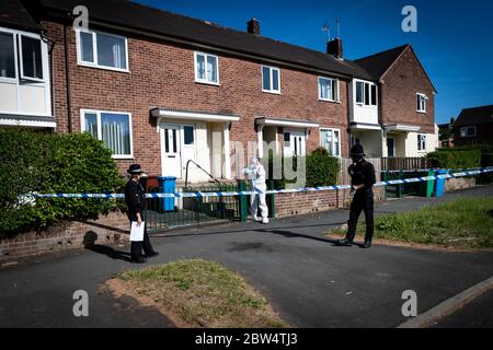 Manchester, Großbritannien. Mai 2020. Ein Gerichtsbeamter verlässt das Haus des Tatorthauses an der Greenwood Road. Kredit: Andy Barton/Alamy Live News Stockfoto