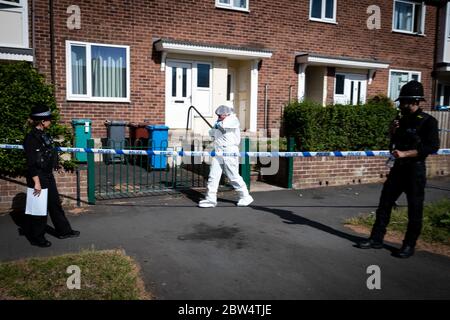 Manchester, Großbritannien. Mai 2020. Ein Gerichtsbeamter verlässt das Haus des Tatorthauses an der Greenwood Road. Kredit: Andy Barton/Alamy Live News Stockfoto