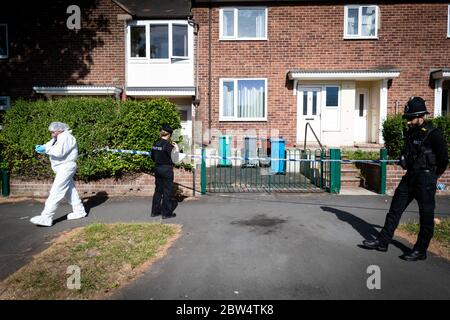Manchester, Großbritannien. Mai 2020. Ein Gerichtsbeamter verlässt das Haus des Tatorthauses an der Greenwood Road. Kredit: Andy Barton/Alamy Live News Stockfoto