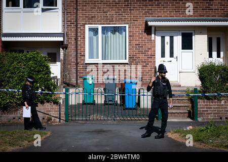 Manchester, Großbritannien. Mai 2020. Polizeibeamte bleiben außerhalb des Tatortstals auf der Greenwood Road. Kredit: Andy Barton/Alamy Live News Stockfoto