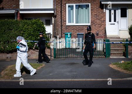 Manchester, Großbritannien. Mai 2020. Ein Gerichtsbeamter verlässt den Tatort an der Greenwood Road. Kredit: Andy Barton/Alamy Live News Stockfoto