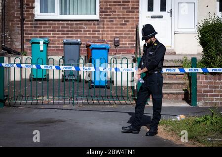 Manchester, Großbritannien. Mai 2020. Ein Polizist außerhalb des Tatortals auf der Greenwood Road. Kredit: Andy Barton/Alamy Live News Stockfoto