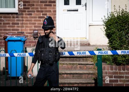 Manchester, Großbritannien. Mai 2020. Ein Polizeibeamter bleibt außerhalb des Tatortbereichs auf der Greenwood Road. Kredit: Andy Barton/Alamy Live News Stockfoto