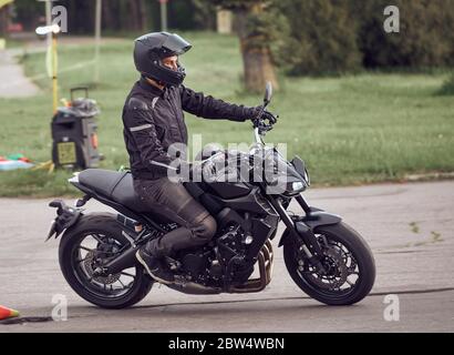 Biker fahren ein Motorrad fährt entlang der Asphaltstraße Stockfoto