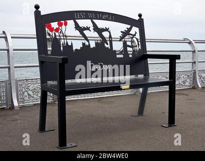 A D-Day 75 'Lest We Forget' Eisenbank am South Parade Pier in Portsmouth, Hampshire; England; Großbritannien im Juni 2019 während der D-Day 75 Feiern. Stockfoto
