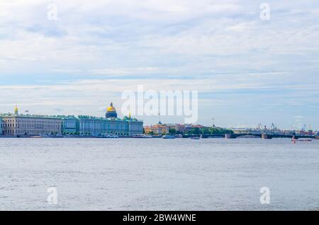 Stadtbild von Sankt Petersburg Leningrad mit Winterpalast, Staatliches Eremitage-Museum, Admiralität Gebäude, Palace Brücke bascule über Neva Fluss, Isaakskathedrale, Russland Stockfoto