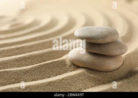 Steine auf dem Sand mit Mustern. Zen-Konzept Stockfoto