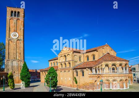 Kirche Santa Maria e San Donato und Glockenturm Backsteingebäude auf Campo San Donato Platz in Murano Inseln, Provinz Venedig, Region Venetien, Norditalien. Stadtbild mit Postkarte von Murano. Stockfoto