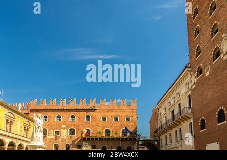 Statue di Dante Alighieri, Loggia del Consiglio Lodge, Palazzo Podesta und Palazzo di Cansignorio Palastturm auf Piazza dei Signori Platz in Verona Altstadt, Region Venetien, Italien Stockfoto