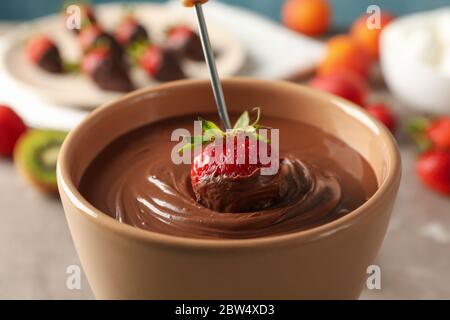 Erdbeere in Schokolade, Nahaufnahme. Schokoladenfondue Stockfoto