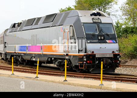 Ein New Jersey Transit Zug fährt aus der Bay Head New Jersey Station. Bay Head New Jersey, USA Stockfoto