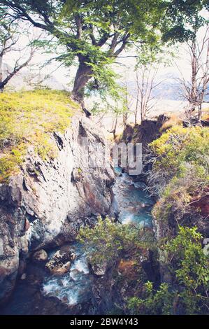 Fluss, der durch Felsen schlängelt Stockfoto