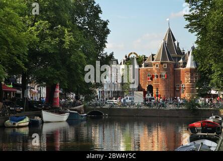 Kloveniersburgwal Kanal und De Waag - alte Waagen in Amsterdam. Niederlande Stockfoto