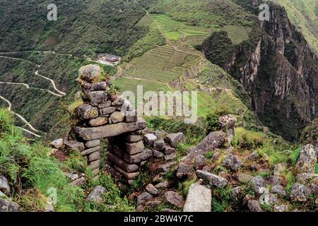 Steinmauern Ruinen von Türöffnungen und landwirtschaftlichen Terrassen in der alten Inka-Stadt Machu Picchu an der Anden-Gebirge, in Peru. Stockfoto