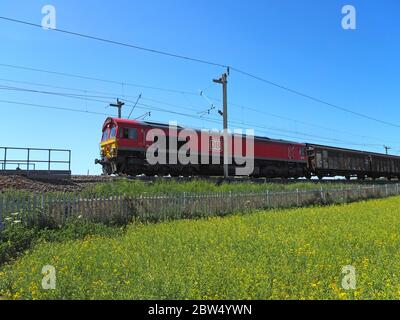 DB Schenker Lokomotive 66 66128 führt einen Güterzug vorbei an Northampton, UK Stockfoto