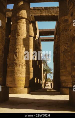 Säulen, die von Hieroglyphen bedeckt sind, die von den alten Ägyptern im Karnak-Tempel in der Nähe von Luxor in Ägypten gemacht wurden. Stockfoto