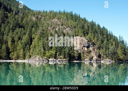 Die Bergwälder und Gletscherfluss speisten Wasser des Owikeno Lake, im Great Bear Rainforest, Central Coast, Wuikinuxv, British Columbia, Kanada. Stockfoto