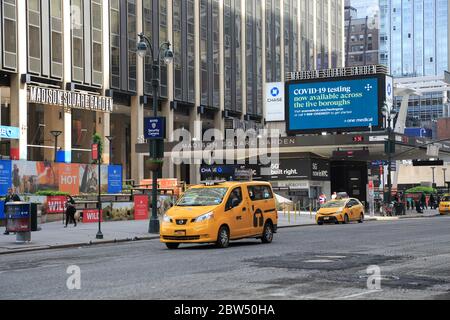 Schild Madison Square Garden, Penn Station Eingang Werbung Covid 19 Tests in New York City während Coronavirus Pandemie, 1. Mai 2020 Stockfoto