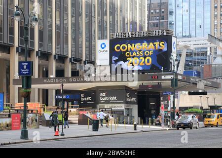 Schild Madison Square Garden, Penn Station Eingang gratulierende Klasse von 2020 Absolventen, New York City USA Stockfoto