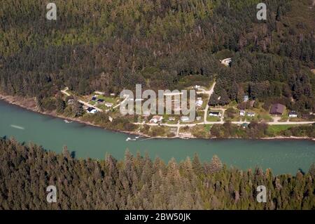 Eine Luftaufnahme des Wuikinuxv First Nation Dorfes und des Wannock Flusses, im Great Bear Rainforest, Zentralküste von British Columbia, Kanada. Stockfoto