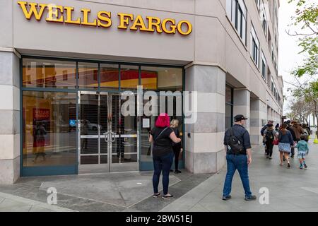 Santa Monica, Kalifornien, USA. April 2019. Wells Fargo & Company ist ein multinationales amerikanisches Finanzdienstleistungsunternehmen mit Hauptsitz in San Francisco, Kalifornien, mit zentralen Niederlassungen in den USA. Sie ist die viertgrößte Bank der Welt nach Marktkapitalisierung und die viertgrößte Bank in den USA nach Bilanzsumme Kredit: Alexey Bychkov/ZUMA Wire/Alamy Live News Stockfoto