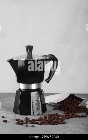 Schwarze Geysir Kaffeemaschine auf einem Steintisch. Stockfoto