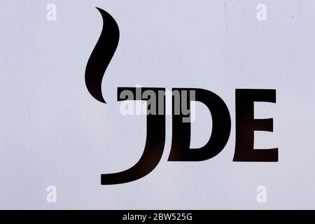 JDE-Zeichen in Utrecht.Jacobs Douwe Egbets (JDE) die Muttergesellschaft von Douwe Egberts (DE), einer niederländischen Kaffeemarke, hat einen erfolgreichen Börsengang (Initial Public Offering) erlebt. Stockfoto