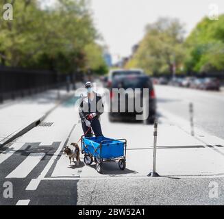 Caterer mit Schutzmaske liefert Nahrung an Ärzte und Krankenschwestern der NYU Langone und Mt Sinai Krankenhäuser, New York City, New York, USA, April 2020 Stockfoto