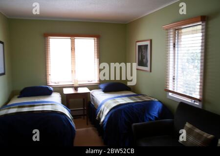 Schlafzimmer mit zwei Einzelbetten Stockfoto