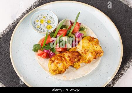 Hähnchenspieße, die in einem josper-Ofen gekocht werden. Stockfoto