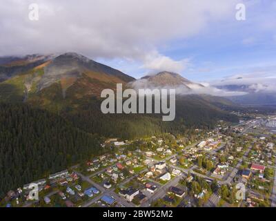 Luftaufnahme des Stadtzentrums von Seward und der Uferpromenade im Herbst, Seward, Kenai Halbinsel, Alaska, USA. Seward ist eine Stadt an der Fjord Resurrection Bay. Stockfoto