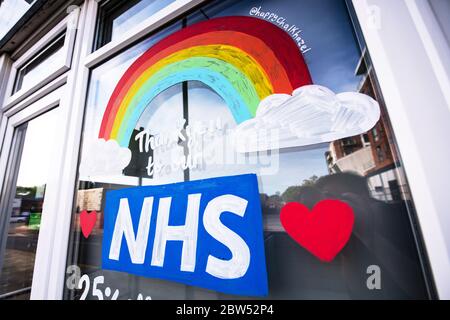 Neu bemalte Fensterkunst, Danke NHS und ein Regenbogen wurden auf einer Ladenfront in Manchester gemalt, um allen Mitarbeitern des NHS zu danken. Stockfoto