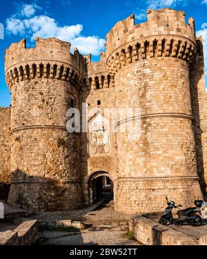 Rhodos / Griechenland - August 15 2017: Blick auf das Marine- (oder Meer-)Tor, den Haupteingang zur Altstadt vom Hafen mit seinen Wehrtürmen. Stockfoto