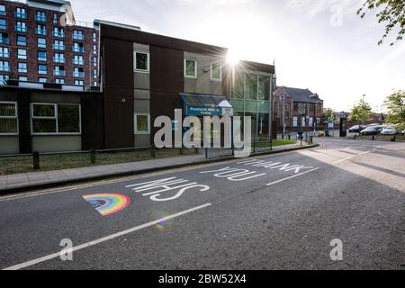 Neu bemalte Straßenmarkierungen Vielen Dank NHS und ein Regenbogen wurden vor einem medizinischen Zentrum in Manchester gemalt, um allen Mitarbeitern des NHS zu danken.