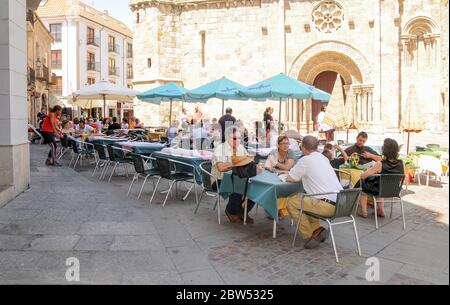 Touristen und Besucher genießen auf den Terrassen der kleinen und ruhigen spanischen Stadt Zamora an einem Sommertag. Stockfoto