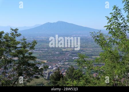 Maddaloni - Il Vesuvio dal Santuario di San Michele e Santa Maria del Monte Stockfoto