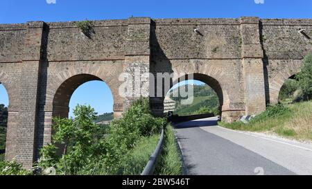 Valle di Maddaloni - Arcate superiori dell'Acquedotto Carolino Stockfoto