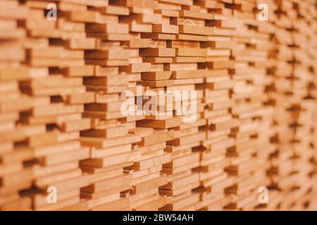 Holzstapel aus Holz Baumaterial in der Sägewerk zu verschließen  LW AT  . Stapel von Holzbrettern in der Holzproduktionsfabrik. Möbel, Sperrholzherstellung. Timb Stockfoto