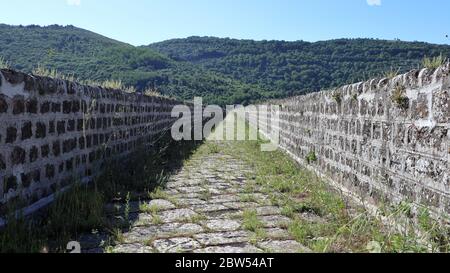 Valle di Maddaloni - Sommità dell'Acquedotto Carolino Stockfoto