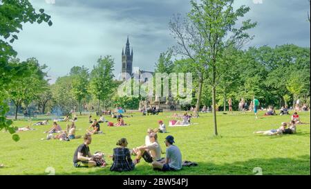 Glasgow, Schottland, Großbritannien 29. Mai 2020: Großbritannien Wetter: Im Kelvingrove Park genossen Einheimische die Sonne, da es heiß war. Quelle: Gerard Ferry/Alamy Live News. Stockfoto