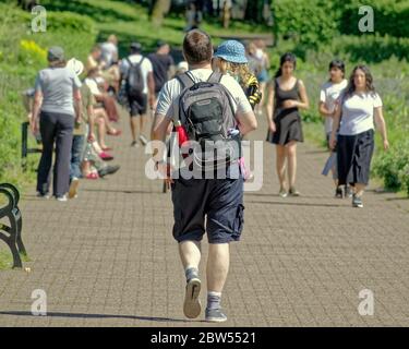 Glasgow, Schottland, Großbritannien 29. Mai 2020: Großbritannien Wetter: Im Kelvingrove Park genossen Einheimische die Sonne, da es heiß war. Quelle: Gerard Ferry/Alamy Live News. Stockfoto